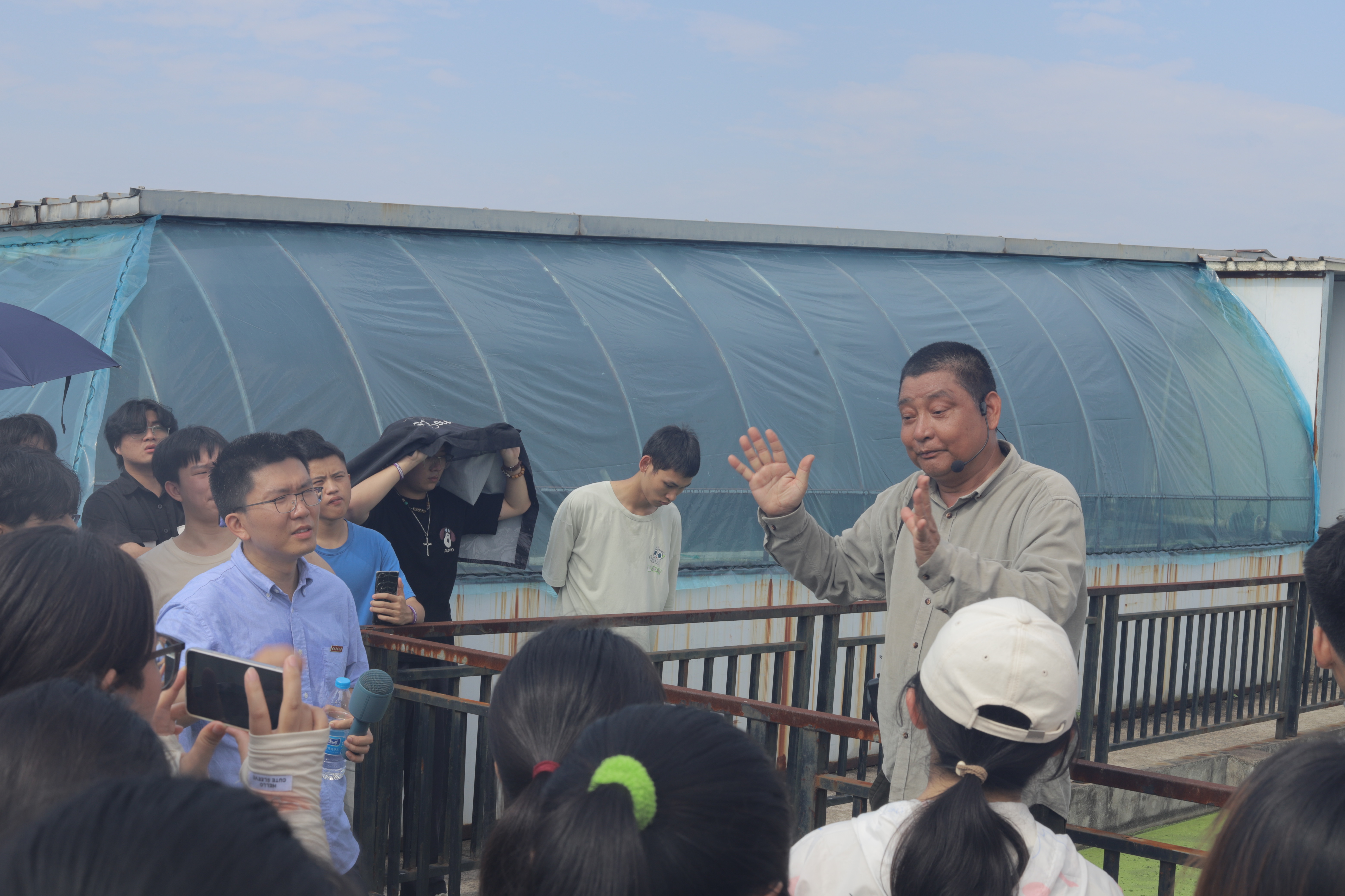 图为陈谟凑老师向同学们讲解鳗鱼基地循环技术.jpg
